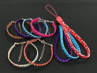 ブレスレットかストラップのどちらかおひとつをお好みのお色でお作り頂けます。