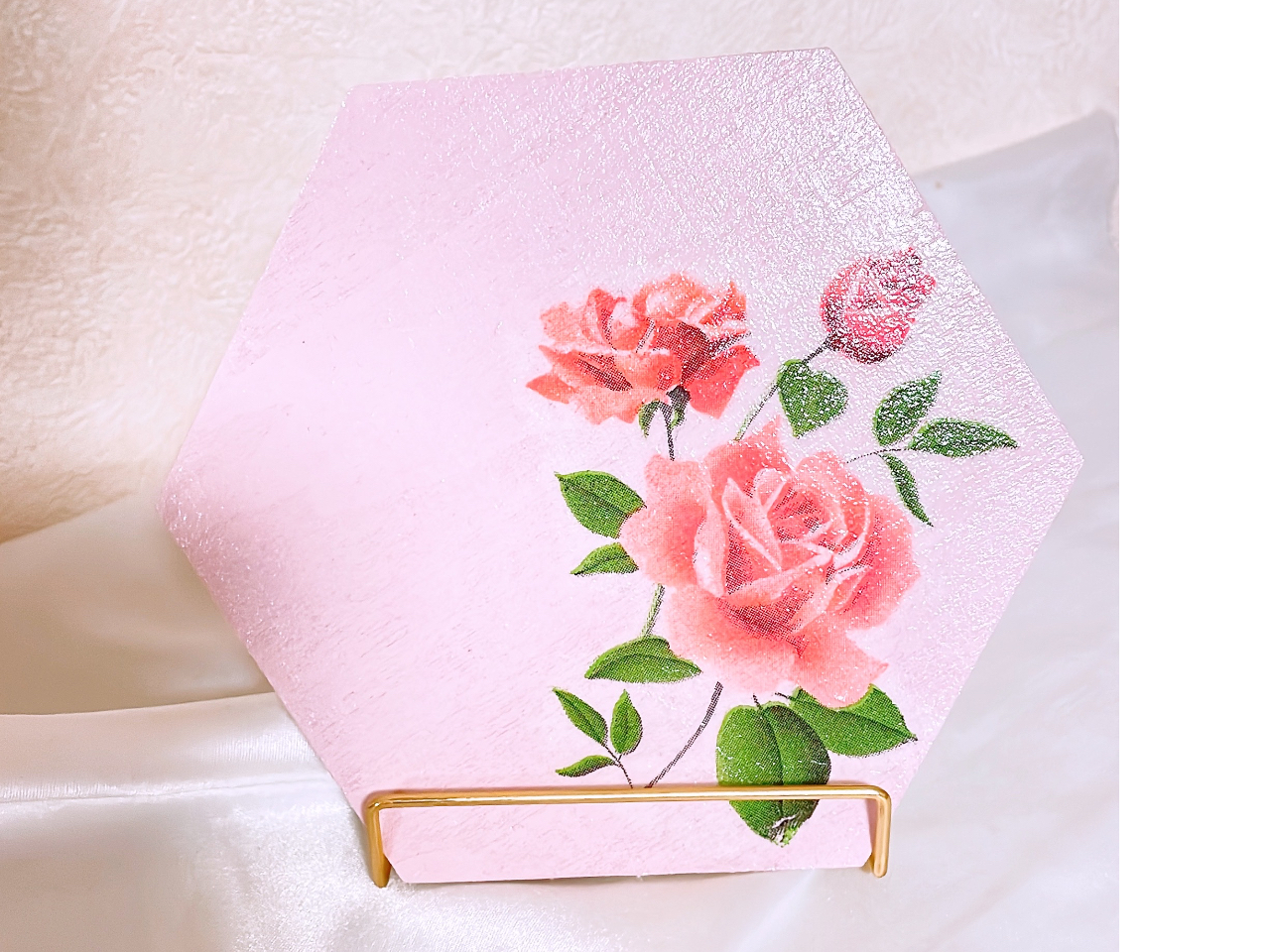 こちらの様に、パネルにお好きな柄を貼り付けて、インテリアパネルをお作り頂けます。ゴールドの土台は付きませんので、あらかじめ、ご了承ください