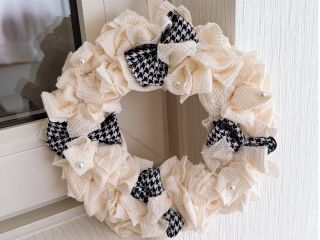 このようにファブリックを使い、リボンを作り、全体的に貼り付けて、可愛らしいオリジナルのリースをお作りいただけます。