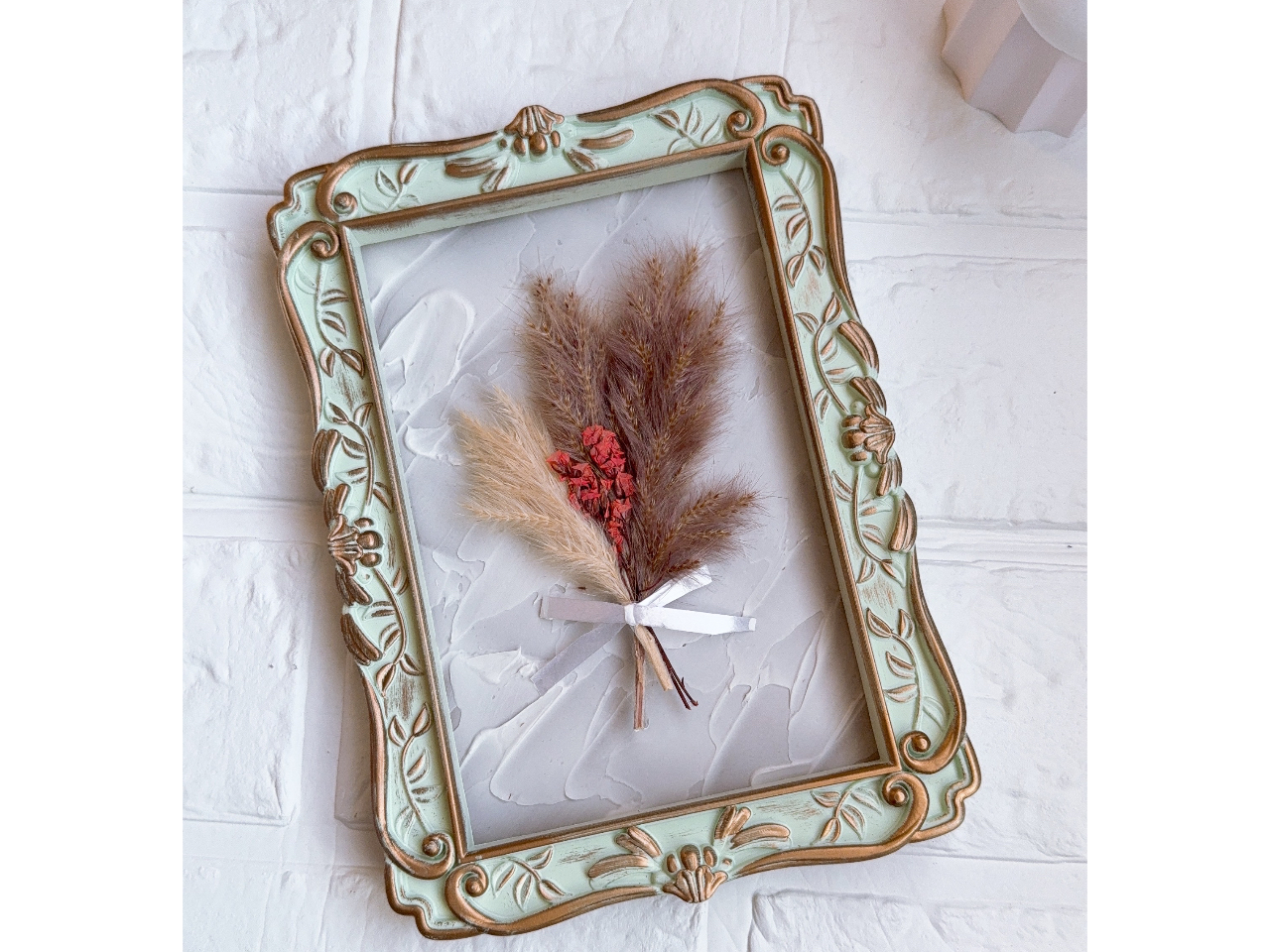 ̗lɂDȃt[̒ɁA_ԍނ̒AIŒAԂ\tāANgACeAt[肢܂B