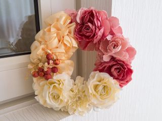 サテンのリボンがぷっくりとしていて、とても可愛いフリルリボンフラワーリースです