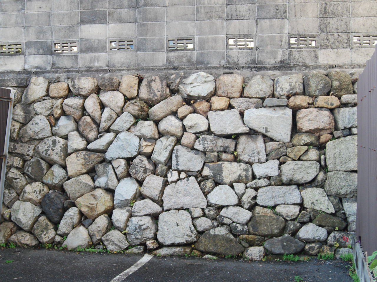 大津祭曳山展示館横に残る石垣
