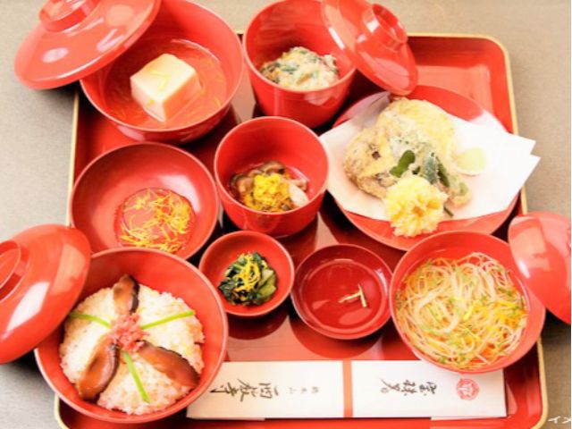 季節限定 名物「菊御膳」