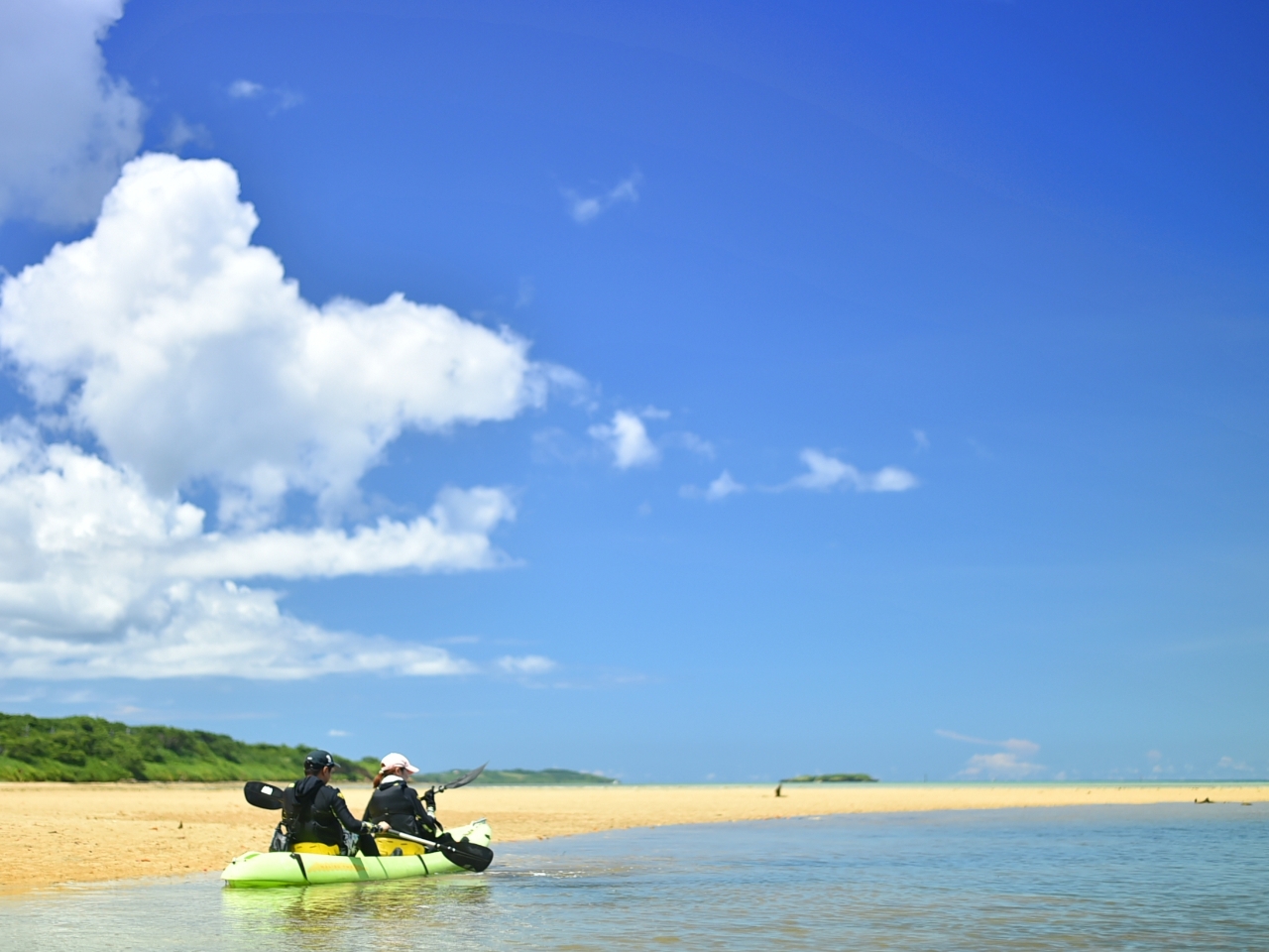 タイミングが合えば、美ら海にも漕ぎ出すことができます!沖縄独特の海の色。都会でのストレスもぶっ飛びますよ!