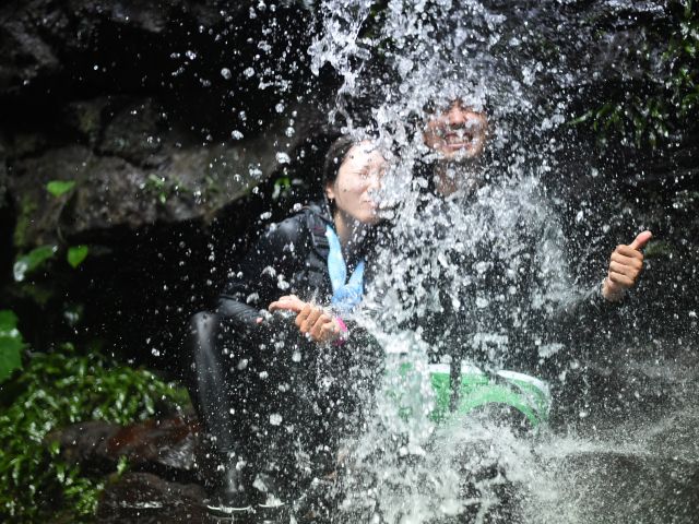 人気スポット”クーラの滝”では、ダイナミックな時間を過ごすことができます!