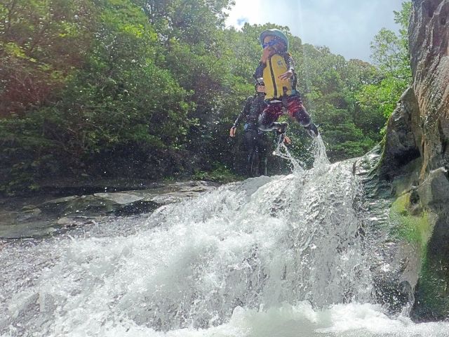 クーラの滝!小さいお子さまでも安心してチャレンジできるポイントです。人気の賑やかな滝とは違い西表島本来の良さを味わえますよ!