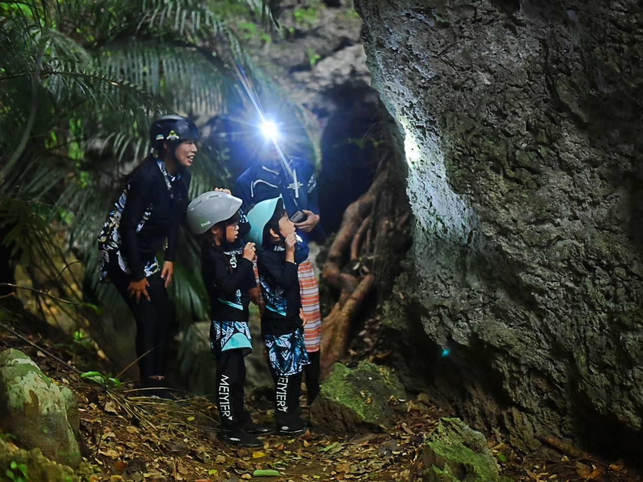 ジャングルの中にある洞窟探検。親子でヘルメット、ライトをつけて天然の鍾乳洞へご案内です!ここだけの出会いもあるかも…!?