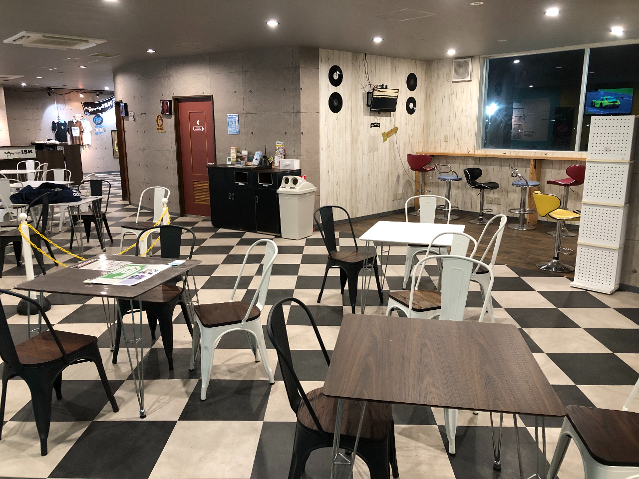 2Fに休憩スペースもあり快適に待ち時間を過ごせます。