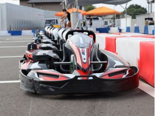 最高速度60q/hのレーシングカート。体感速度はその2~3倍!他では味わえない地面すれすれのスリル&爽快体験ができます。