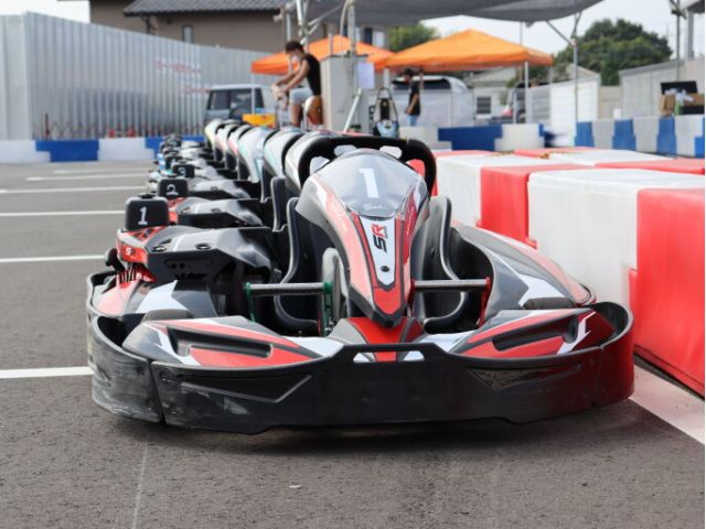 最高速度60q/hのレーシングカート。体感速度はその2~3倍!他では味わえない地面すれすれのスリル&爽快体験ができます。