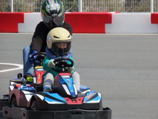 小学生未満の方向けの電動キッズレーサー!迫力のサウンドと実際に自分で運転にチャレンジしてドキドキ・わくわくの体験を出来ちゃいます♪