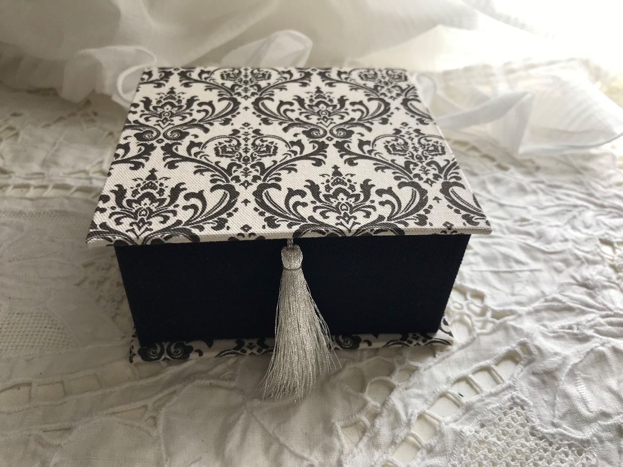 カルトナージュ体験レッスン 人気のダマスク柄で作るブック型の小箱 アトリエ ブルーメ じゃらん遊び体験 カルトナージュ体験レッスン 人気のダマスク柄で作るブック型の小箱 アトリエ ブルーメ じゃらん遊び体験