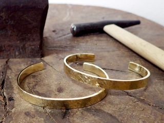 槌目模様のバングル