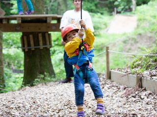 「ジップスライド」のほか、様々なアクテビティが設置されたコースを45分間自由に遊び放題!