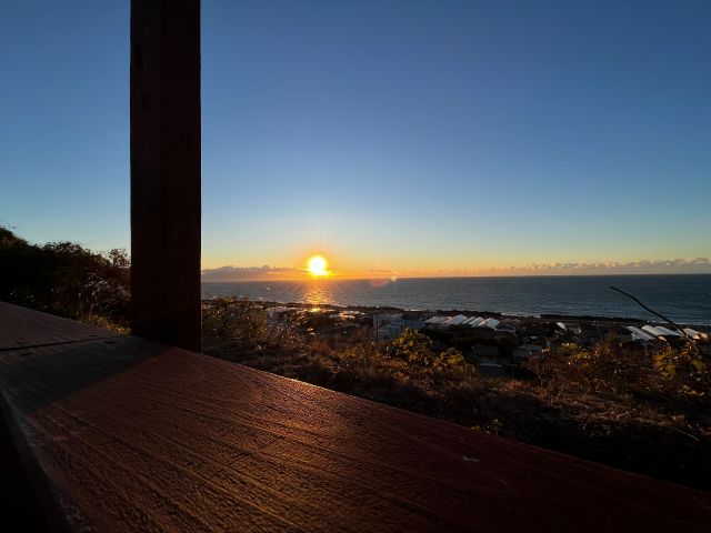 テラスから見える駿河湾の夕日