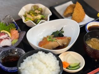久能御膳 金目の煮つけ、お造り、はんぺんフライなど