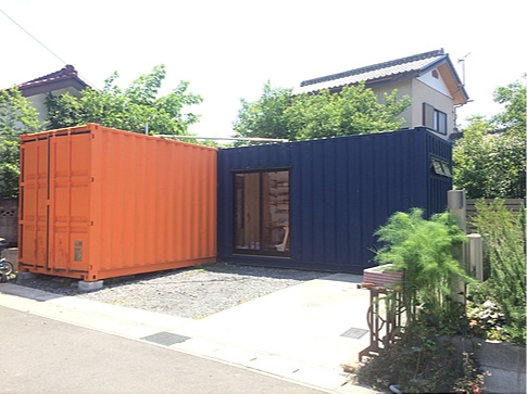 40ftコンテナ造の陶芸教室が目印です。