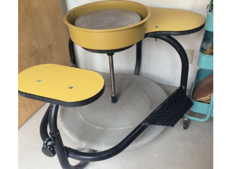 米国BRENT社製の蹴ろくろ(kicking wheel)での作成もご選択可能です。※サンダル、ヒールの靴不可