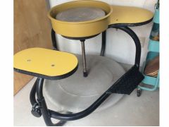 米国BRENT社製の蹴ろくろ(kicking wheel)での作成もご選択可能です。※サンダル、ヒールの靴不可