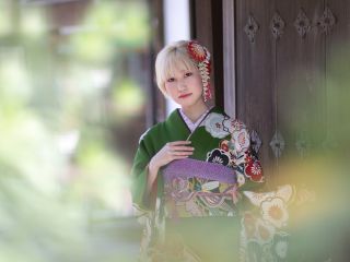 着物姿のポーズや表情のアドバイスをしながら、まるで観光しているように楽しくロケが進んであっという間に素敵な画像をたくさん撮って行きます。一生の大切な記念の日です