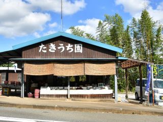 こちらの建物が右手に見えたら、100mほど進んで頂いたところが農園ですのでそちらへお越しください!