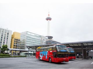 主に2階建ての屋根がないバスで運行しており、京都市内の主要観光地の近くにバス停を持つ、観光専用の路線バスです。チケットの有効時間内は自由に乗り降りができます。
