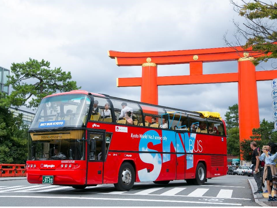 平安神宮の鳥居も通り抜けます。(コースによっては平安神宮を通過いたしません)