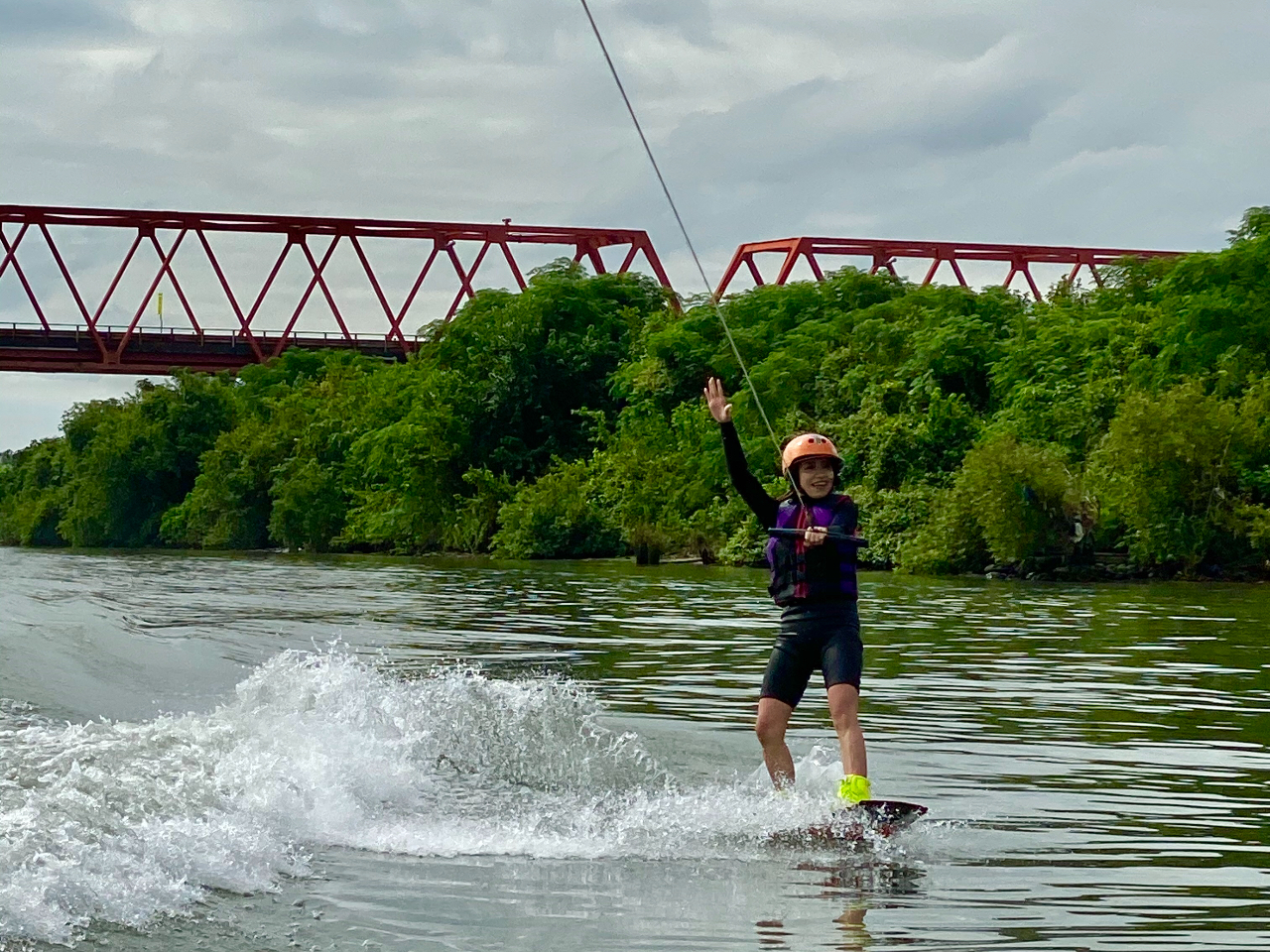 【ウェイクボード_未経験者体験コース】長良川で颯爽と滑ろう!通信ヘルメットで直に...