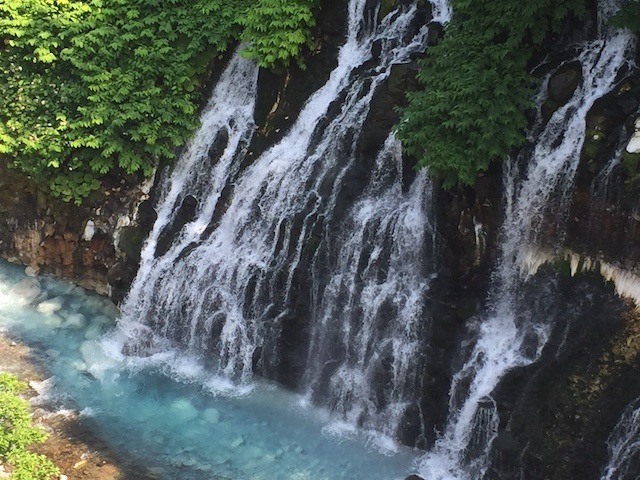 白髭の滝。青い池まで来たのなら、ぜひ訪れていただきたい! ブルーリバー「美瑛川」の美しさも堪能できます。