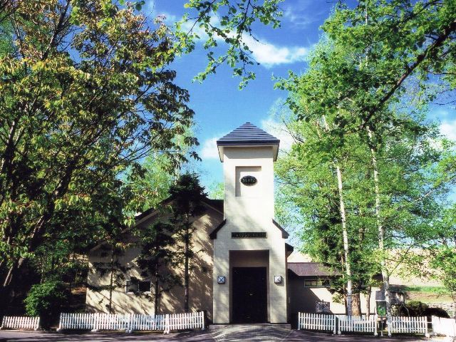 フォトギャラリー拓真館(たくしんかん)フォトグラファー前田真三さんは、美瑛に惚れ込み、四季折々の表情を撮影し残してくれました。入場無料。(靴を脱いで見学です)