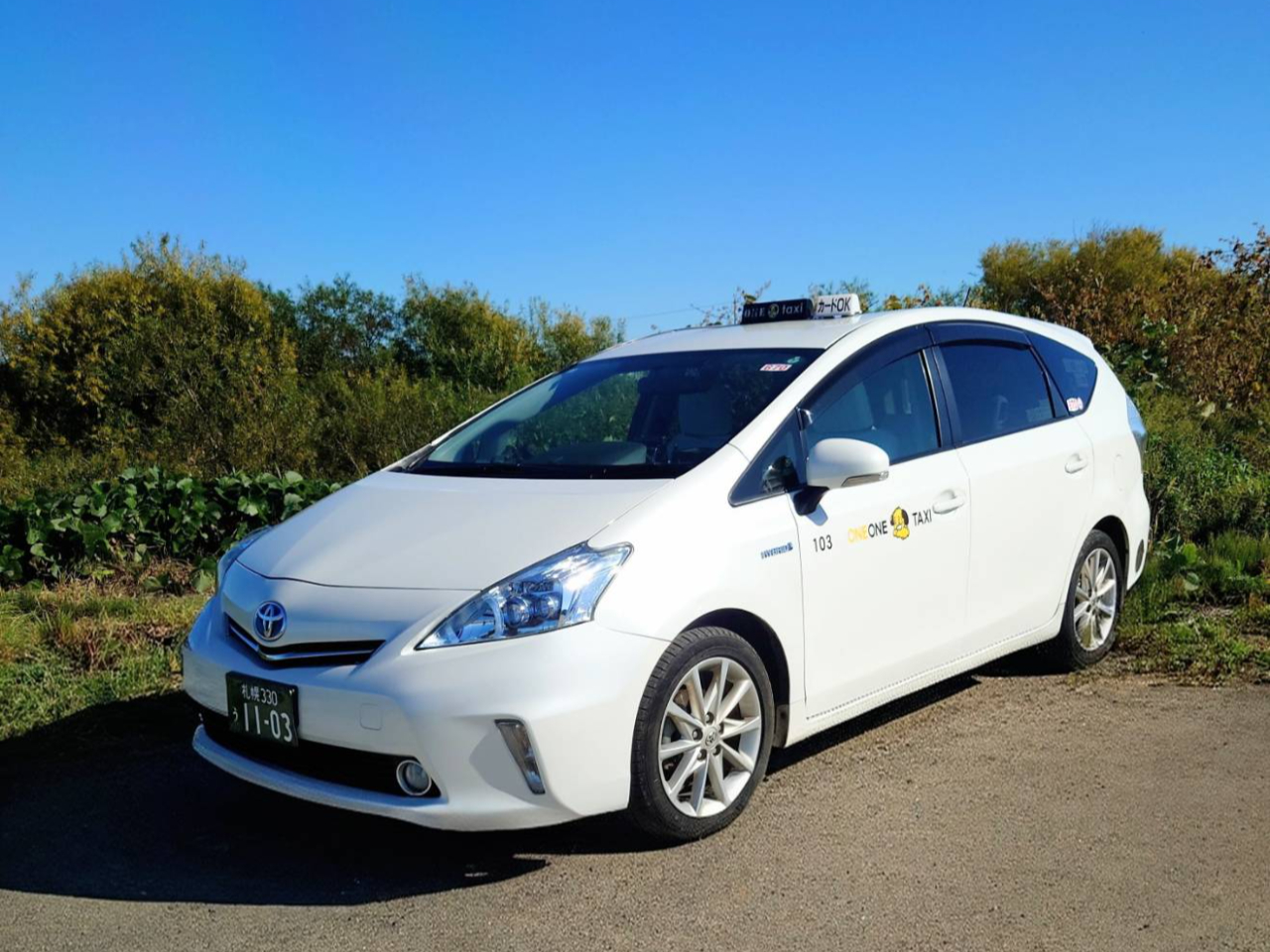 タクシーのプリウスα。2名様まででご利用いただきます。