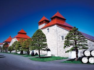 ニッカウイスキー余市蒸留所は広々とした敷地に点在する工場をガイド付きで見学していきます。