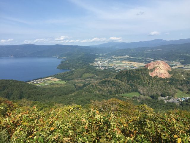 有珠山ロープウェイ山頂駅からはこんな景色をお楽しみいただけます。(左手洞爺湖、右に昭和新山)ロープウェイ料金別途。大人1,800円 小人900円