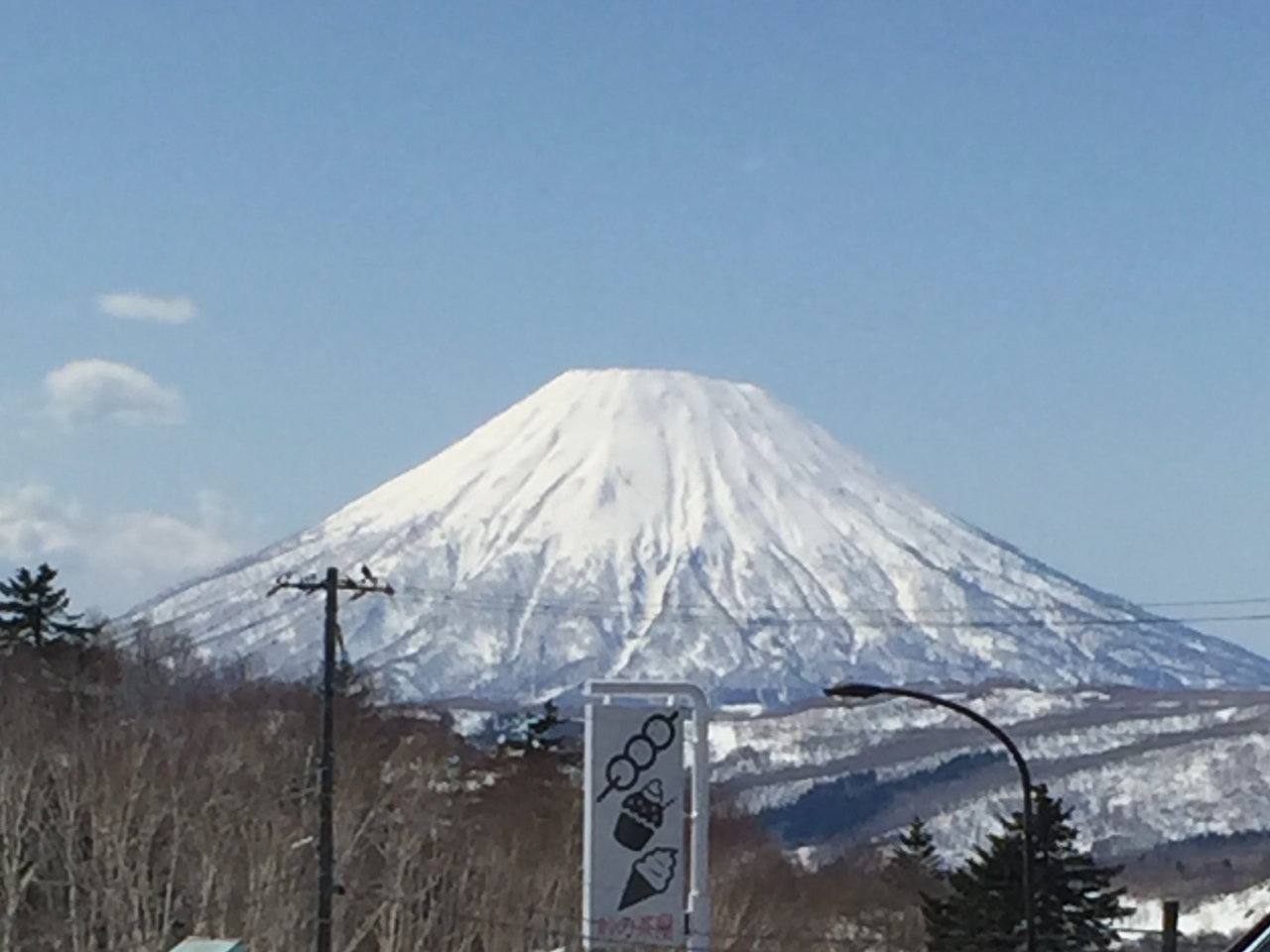 中山峠から望む羊蹄山。(早春の景色)往路の休憩場所です。
