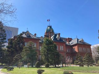 北海道庁旧本庁舎「赤レンガ」。どっしりと市民を見守ります。お写真タイムにしましょう。