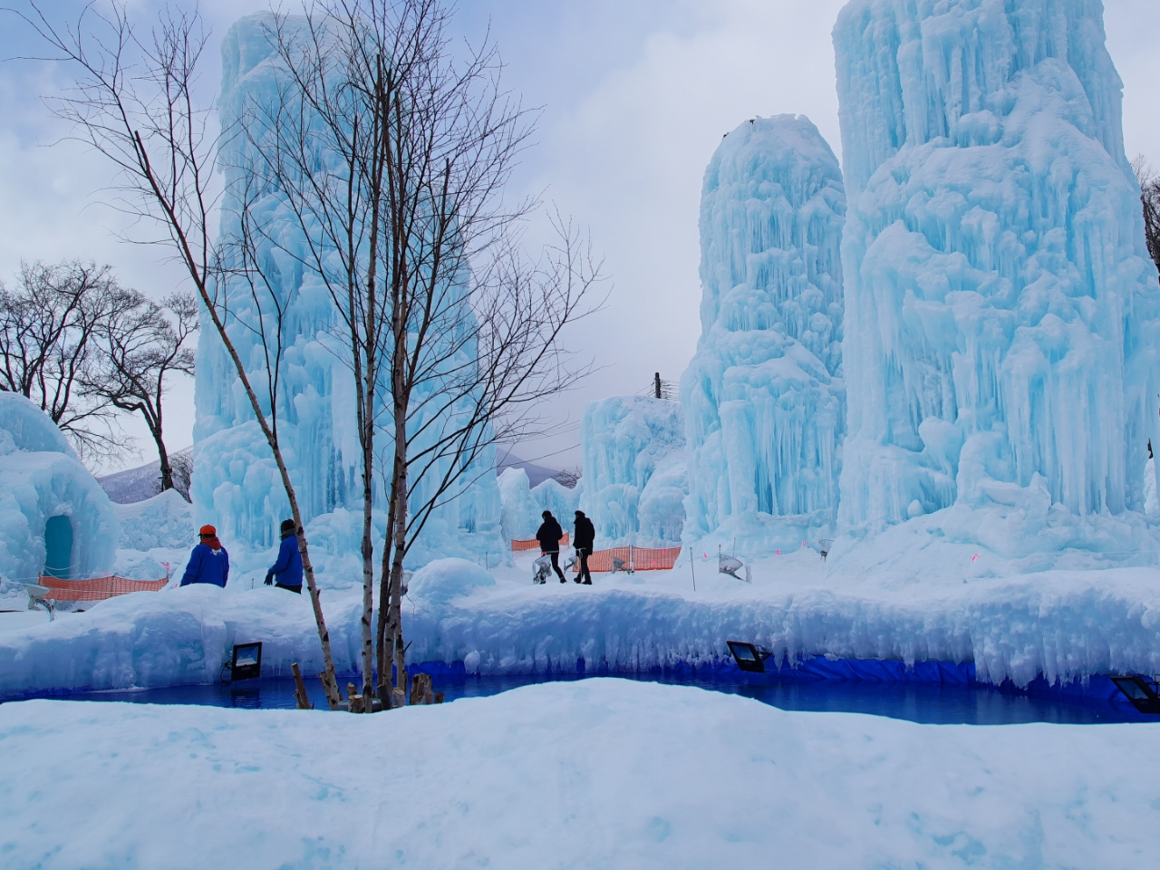 湖水を利用した氷のオブジェが大小立ち並びます。氷の青さは水の透明度を表します。(過去の写真より)