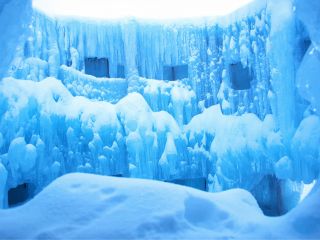 氷の青さに感動♪ (過去の写真より)