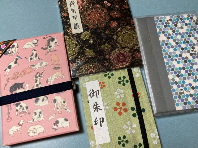 御朱印帳はご自身でご用意ください。北海道神宮など、販売しているお社もあります。