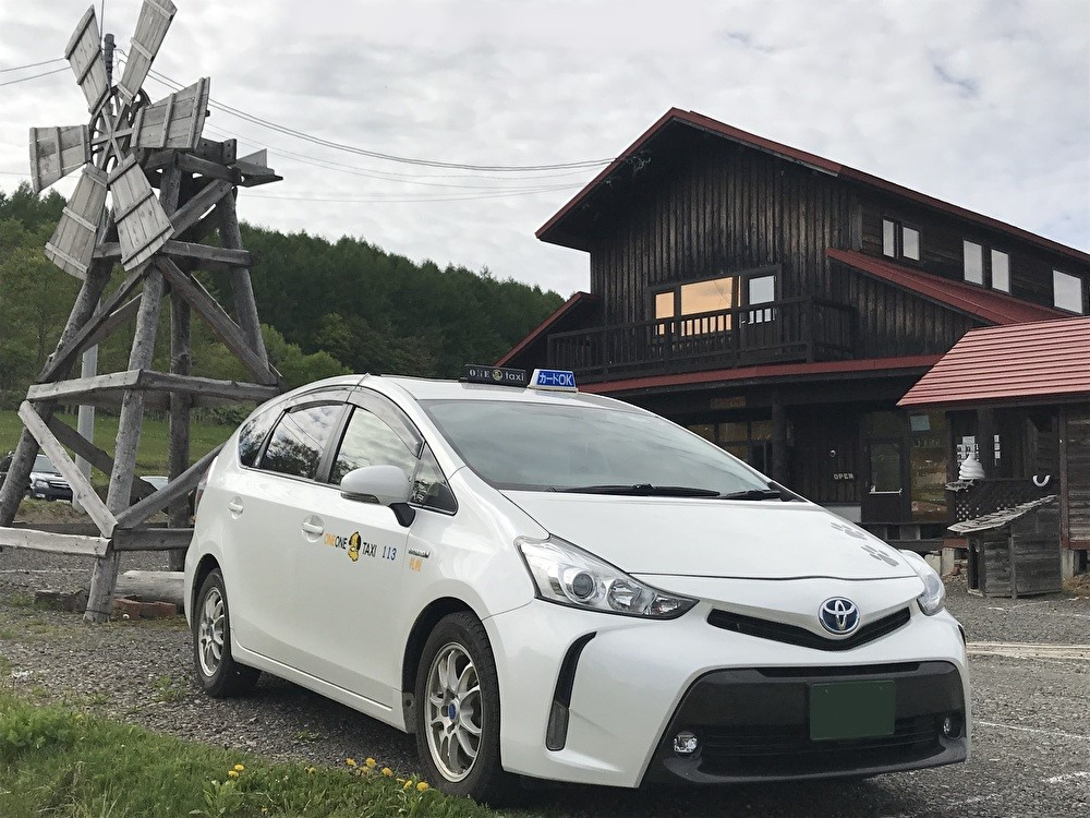 タクシーのプリウスα。2名様まででご利用いただきます。