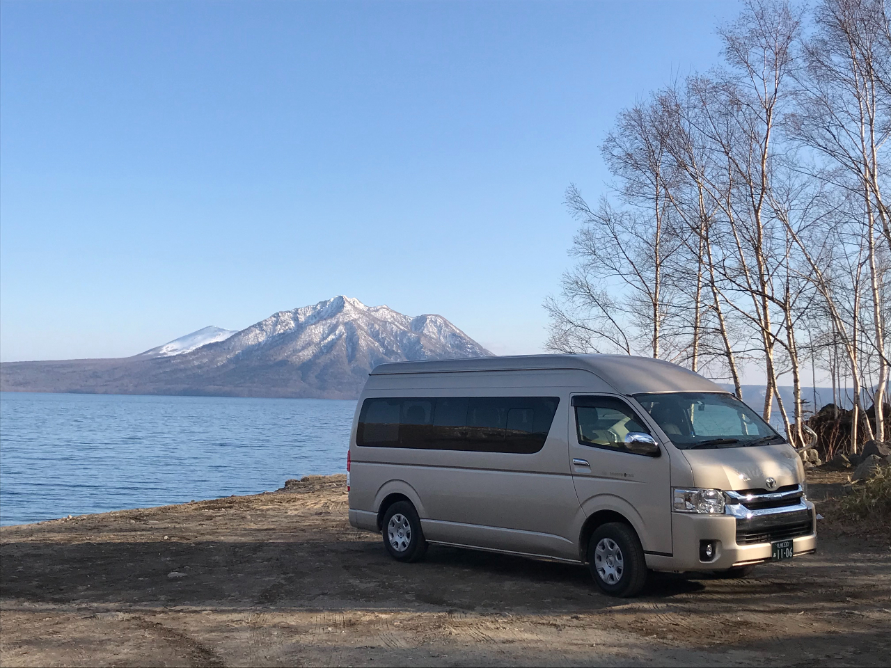 ジャンボタクシーのハイエースグランドキャビン。1〜8名様でご利用いただきます。