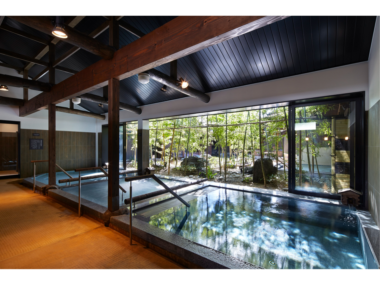 オープンエアの大きな窓から庭園を眺める開放感たっぷりの内湯には、深さ・湯温の異なる3つの浴槽を楽しんでいただけます。
