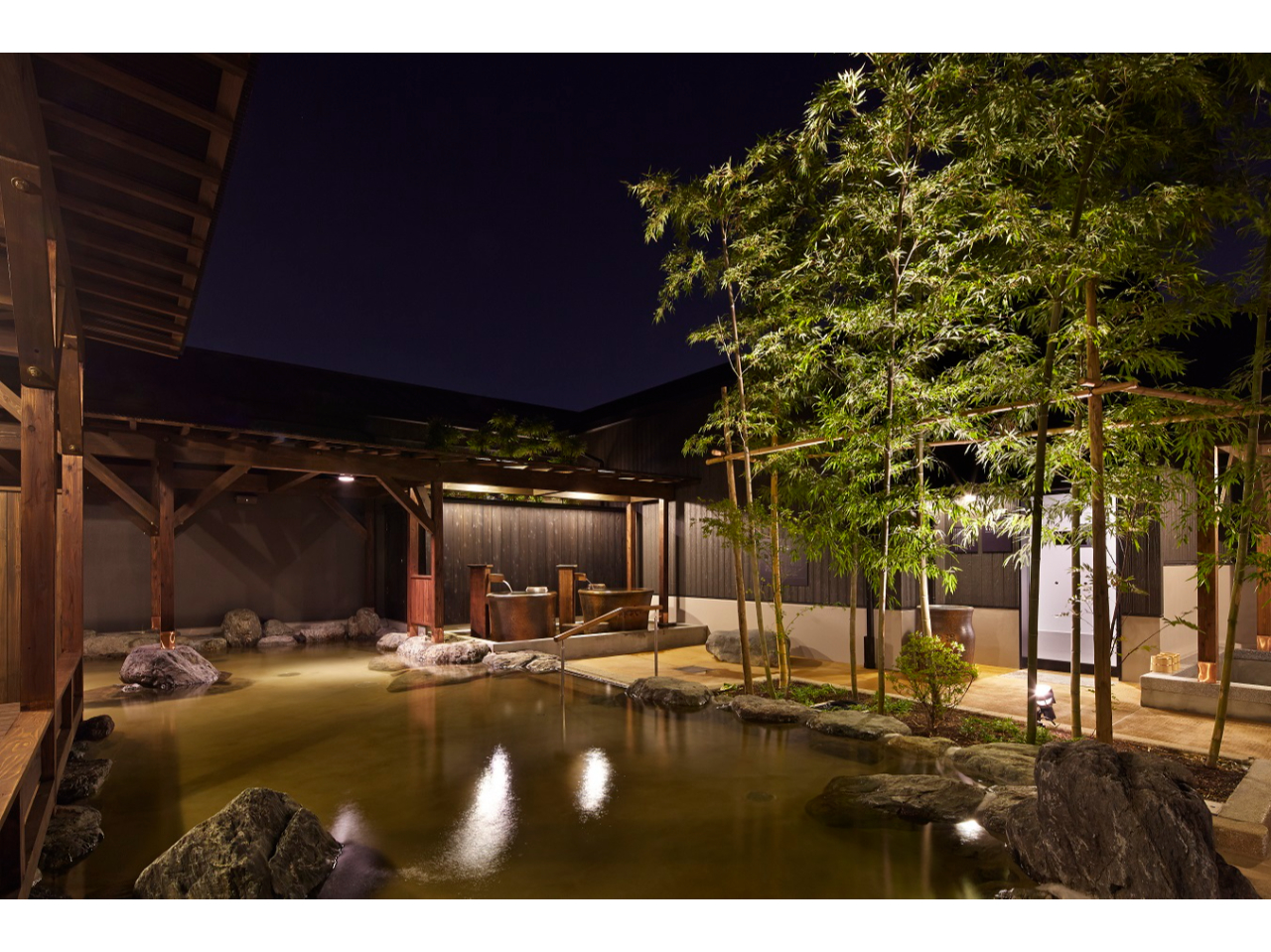 浅湯、深湯の二つの深さを楽しんでいただける浴槽と信楽焼きの壷湯をご用意しております。