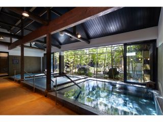 オープンエアの大きな窓から庭園を眺める開放感たっぷりの内湯には、深さ・湯温の異なる3つの浴槽を楽しんでいただけます。