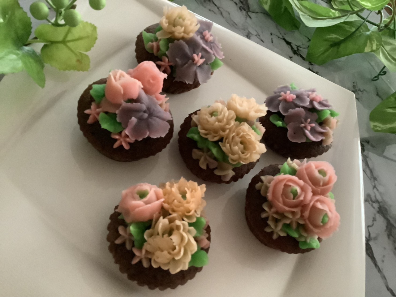 あんこのお花を3種絞りカップケーキにデコレーションします