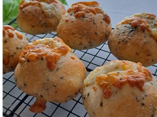 黒ゴマたっぷりのチーズパン