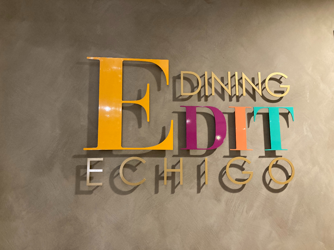 入口カラフルな店名が目印です