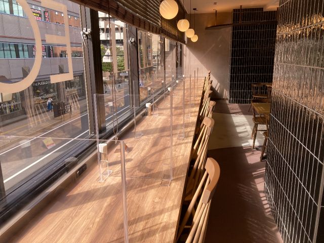 窓側のお席からは新潟駅が一望できます