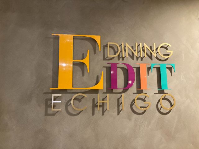 入口カラフルな店名が目印です