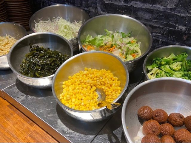 サラダバーもありますよ♪