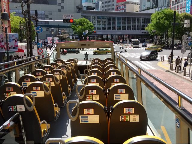 渋谷駅のスクランブル交差点も通過します!